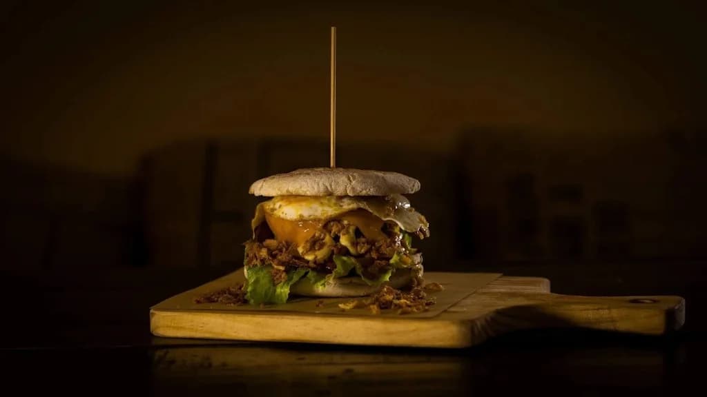 Hambúrguer gourmet com ovo e queijo