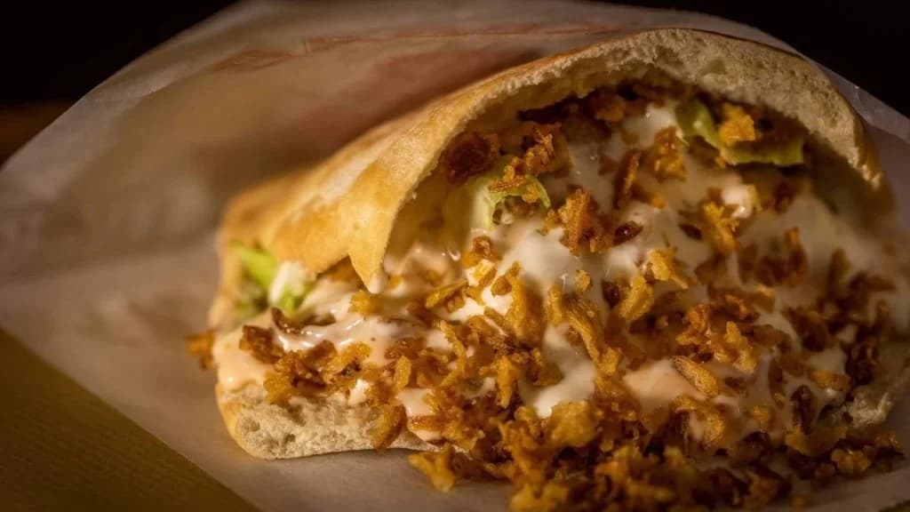 Sandwich com cebola crocante